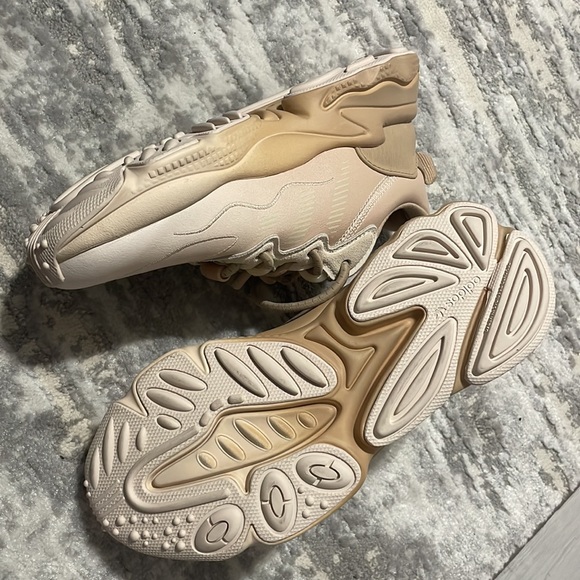 adidas || Beige Originals Ozweego - Picture 5 of 6